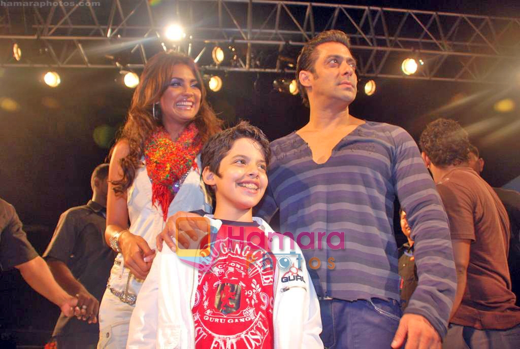 Salman Khan, Lara Dutta, Darsheel Safary walk the ramp for Guru brand in Taj Land's End on 25th Sep 2009 
