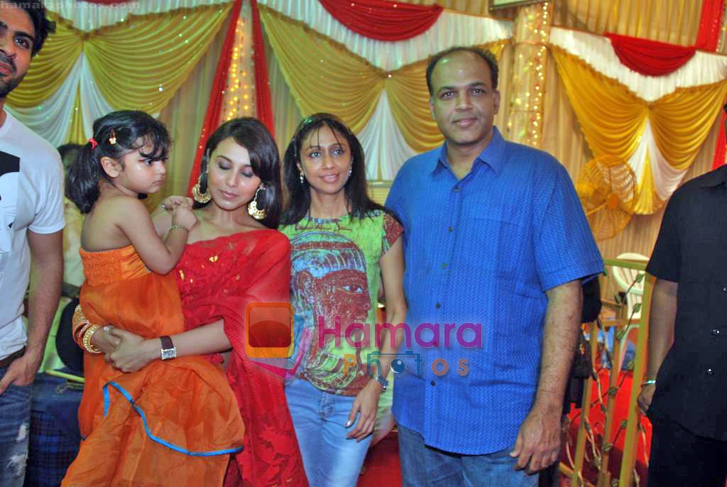Rani Mukherjee, Ashutosh Gowariker, Sunita Gowariker at Durga Pooja in Santacruz, Mumbai on 25th Sep 2009 