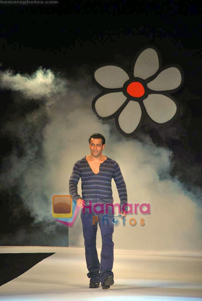 Salman Khan walk the ramp for Guru brand in Taj Land's End on 25th Sep 2009 