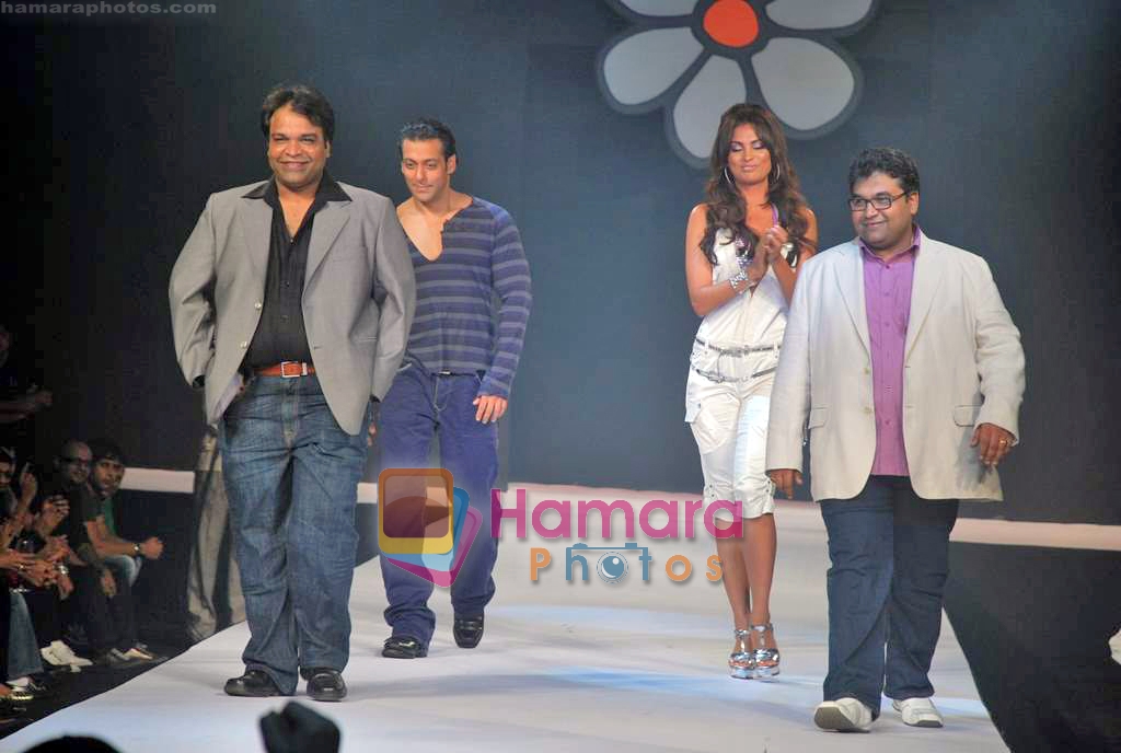 Salman Khan, Lara Dutta walk the ramp for Guru brand in Taj Land's End on 25th Sep 2009 