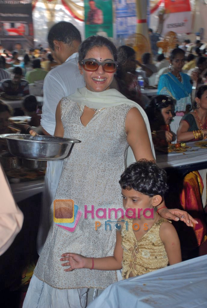 Kajol at Durga Puja Festival in Santacruz, Mumbai on 26th Sep 2009 