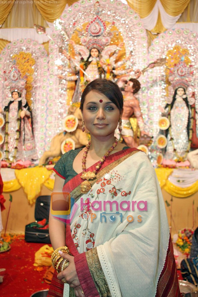 Rani Mukherjee at Durga Puja Festival in Santacruz, Mumbai on 26th Sep 2009 