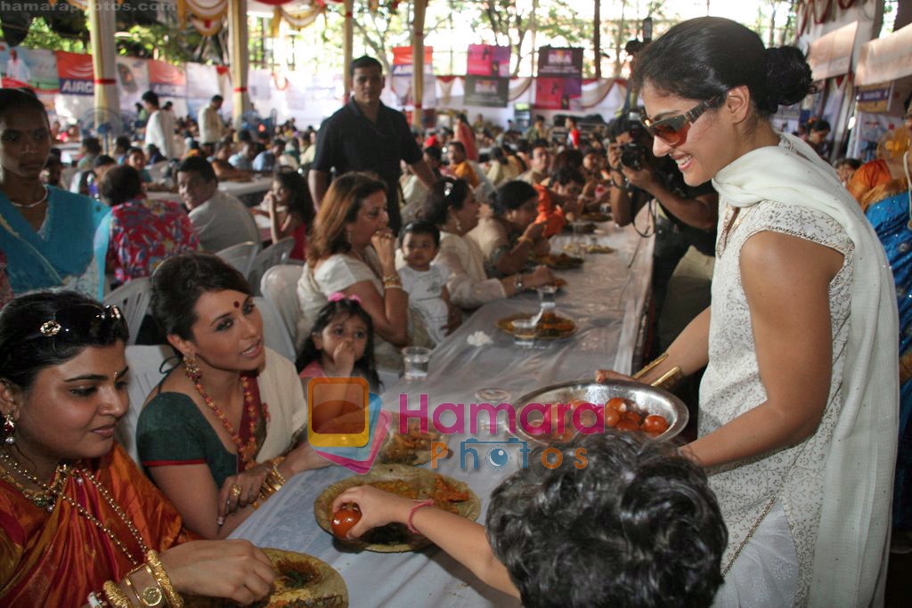 Kajol, Rani Mukherjee at Durga Puja Festival in Santacruz, Mumbai on 26th Sep 2009 