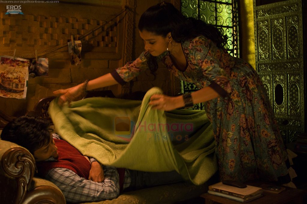 Riteish Deshmukh, Ratna Pathak in the movie Aladin 