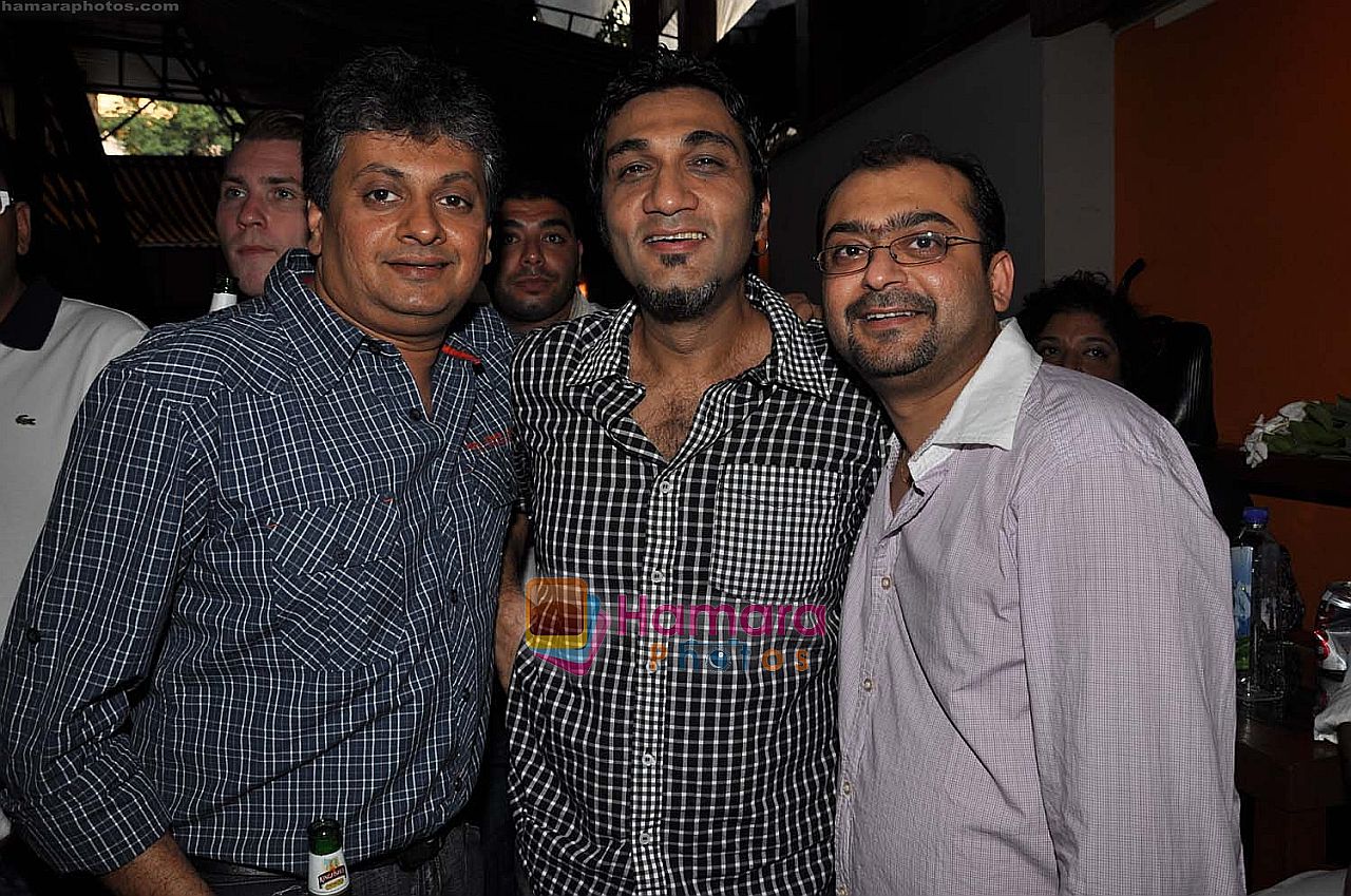Sharad Mathur ,Anil Kably & Vishal Thakkar at Zenzi Bandra's 5th Anniversary party in Mumbai on 27th Sep 2009