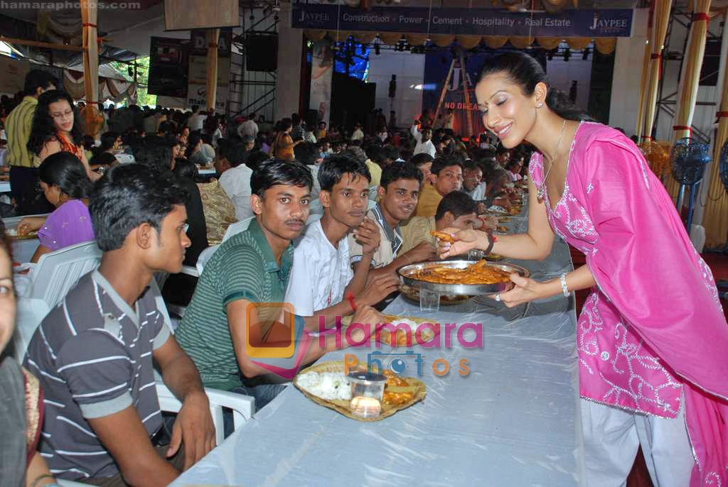 Sophie Chaudhary at Durga Pooja in Juhu on 27th Sep 2009 