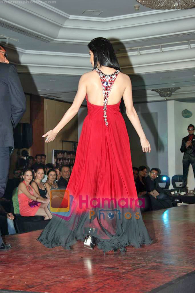 Dia Mirza walk the ramp for Archana Kocchar show on 27th Sep 2009 