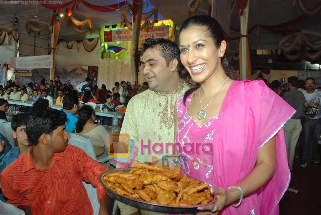 Sophie Chaudhary at Durga Pooja in Juhu on 27th Sep 2009 