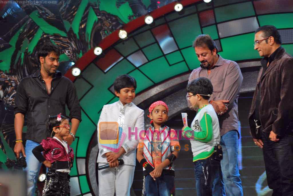 Ajay Devgan, Sanjay Dutt, Abhijeet on the sets of Saregama Lil Champs in Famous Studios on 29th Sep 2009 