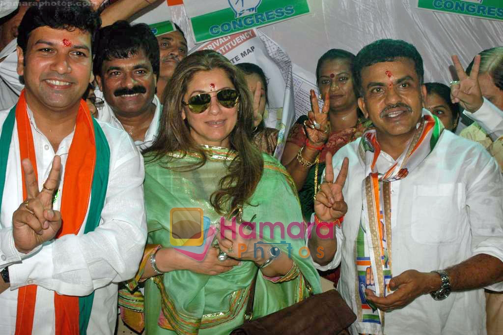 Dimple Kapadia campaigns for Sanjay Nirupam in Borivili, Mumbai on 29th Sep 2009 