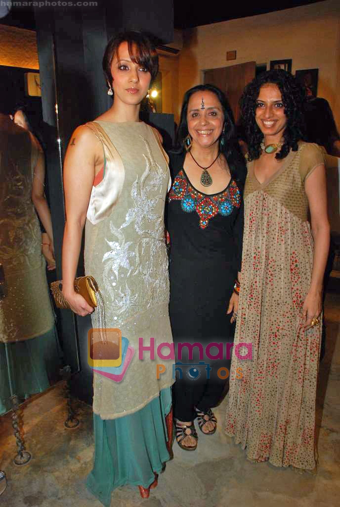 Ishita Arun, Ila Arun at Priyadarshini Rao and Uttam Ghosh fashion preview in Zoya on 30th Sep 2009 