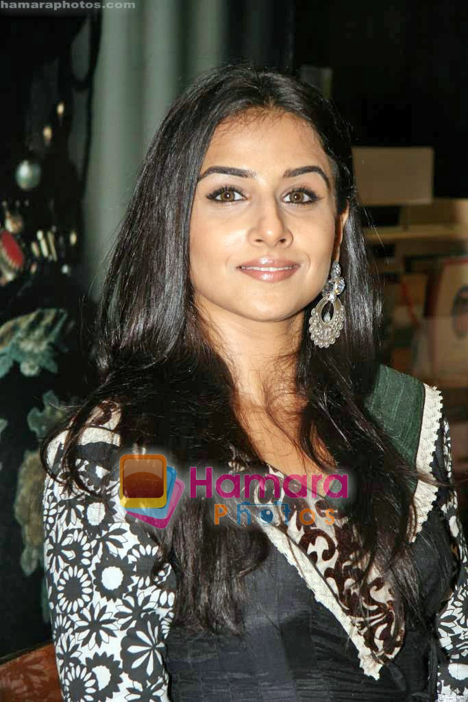 Vidya Balan launches latest issue of Marie Claire in Crossword, Kemps Corner on 1st Oct 2009 
