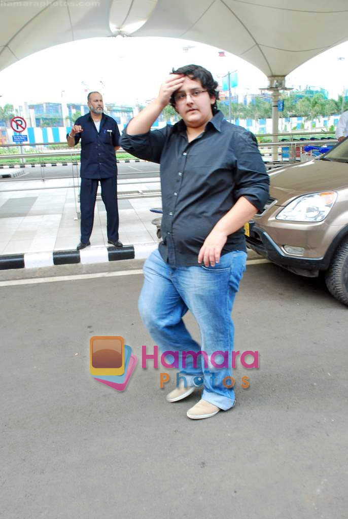 Azaan Sami welcomes Jermaine Jackson arrives in Mumbai to record with Adnan Sami on 2nd Oct 2009 
