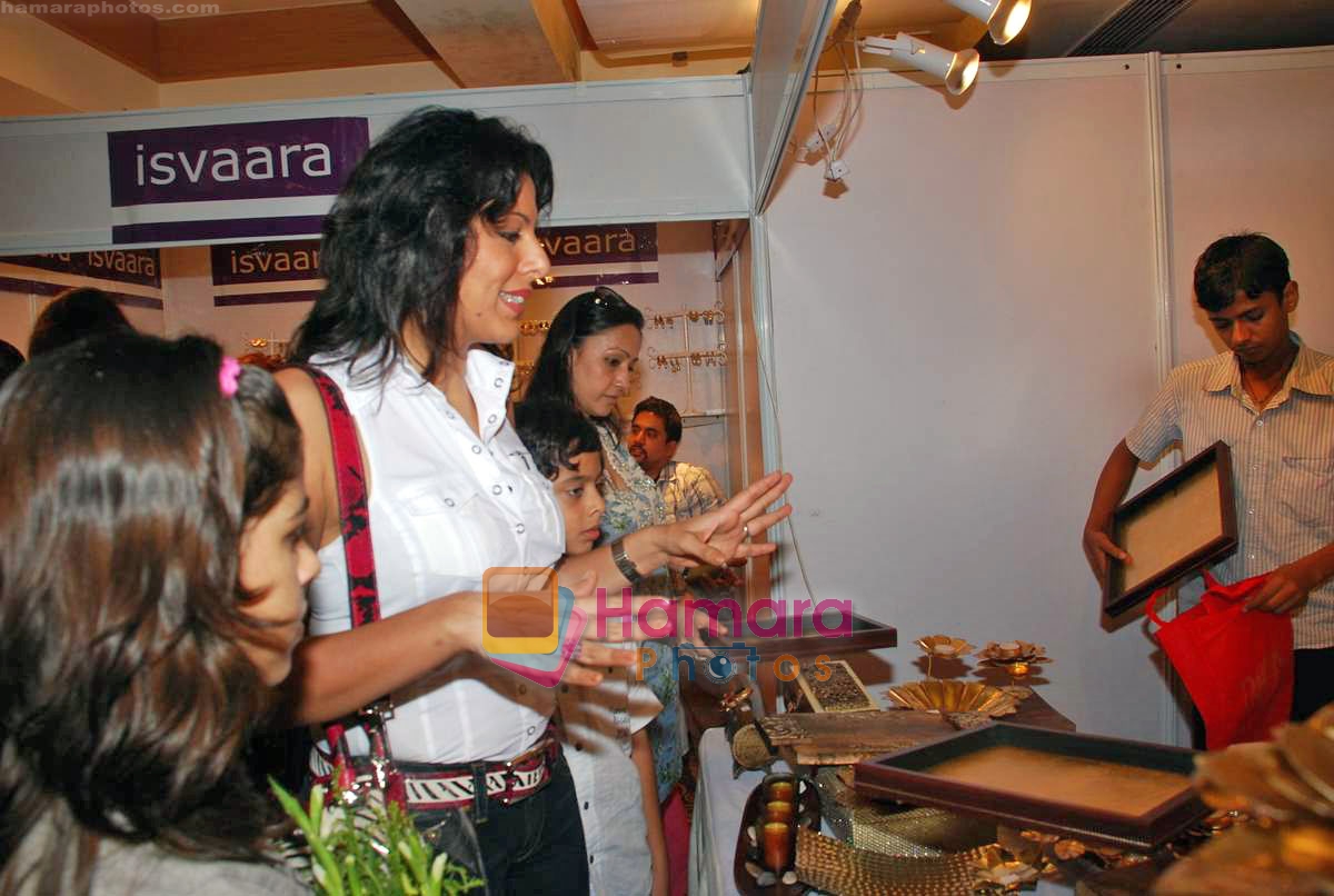 Pooja Bedi at the inauguration of Gitanjali lifestyle A Chest of Hope exhibition in Taj Presidnt on 3rd Oct 2009 