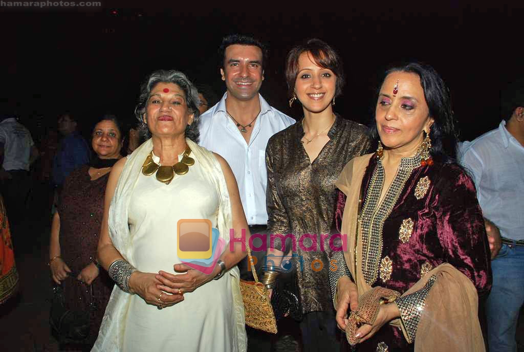 Dolly Thakore, Ishita Arun, Ila Arun at Aamir Raza Hussain play on 3rd Oct 2009 