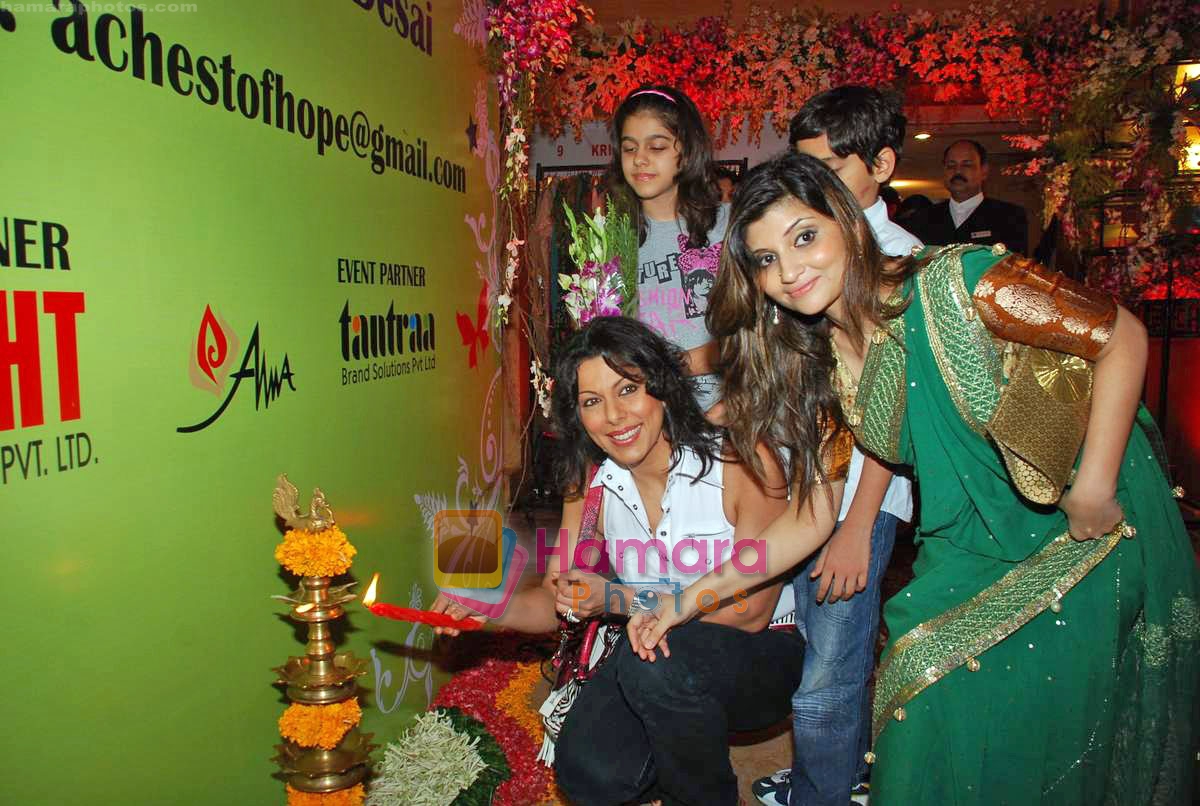 Pooja Bedi, Sarika Desai at the inauguration of Gitanjali lifestyle A Chest of Hope exhibition in Taj Presidnt on 3rd Oct 2009 
