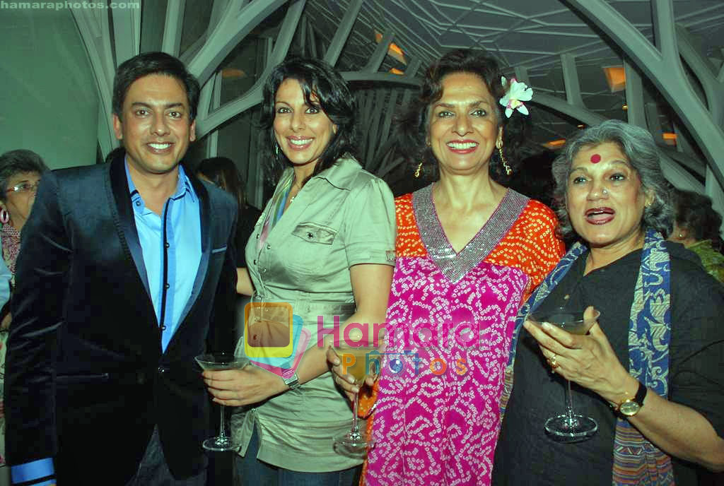 Pooja Bedi, Dolly Thakore at Smile Pinki bash in Tote on 4th Oct 2009 
