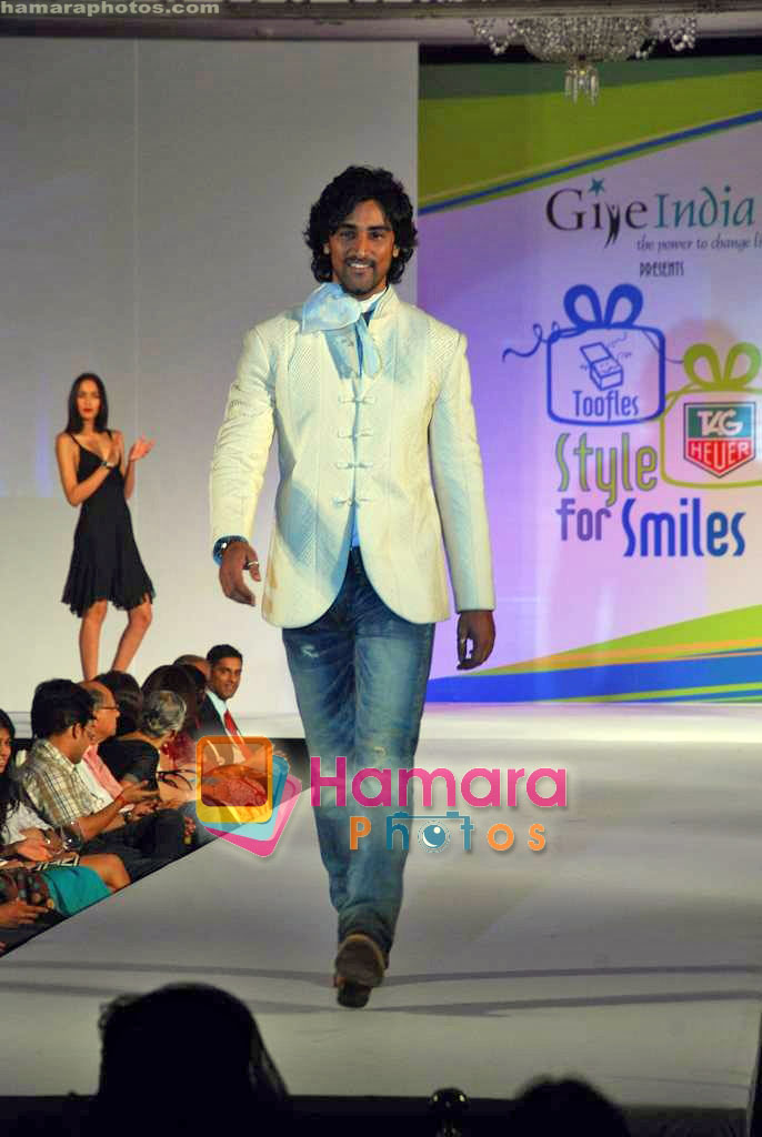 Kunal Kapoor at Give India ramp show for CEOs in Taj Colaba on 5th Oct 2009 