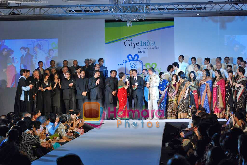 Shahrukh Khan at Give India ramp show for CEOs in Taj Colaba on 5th Oct 2009 
