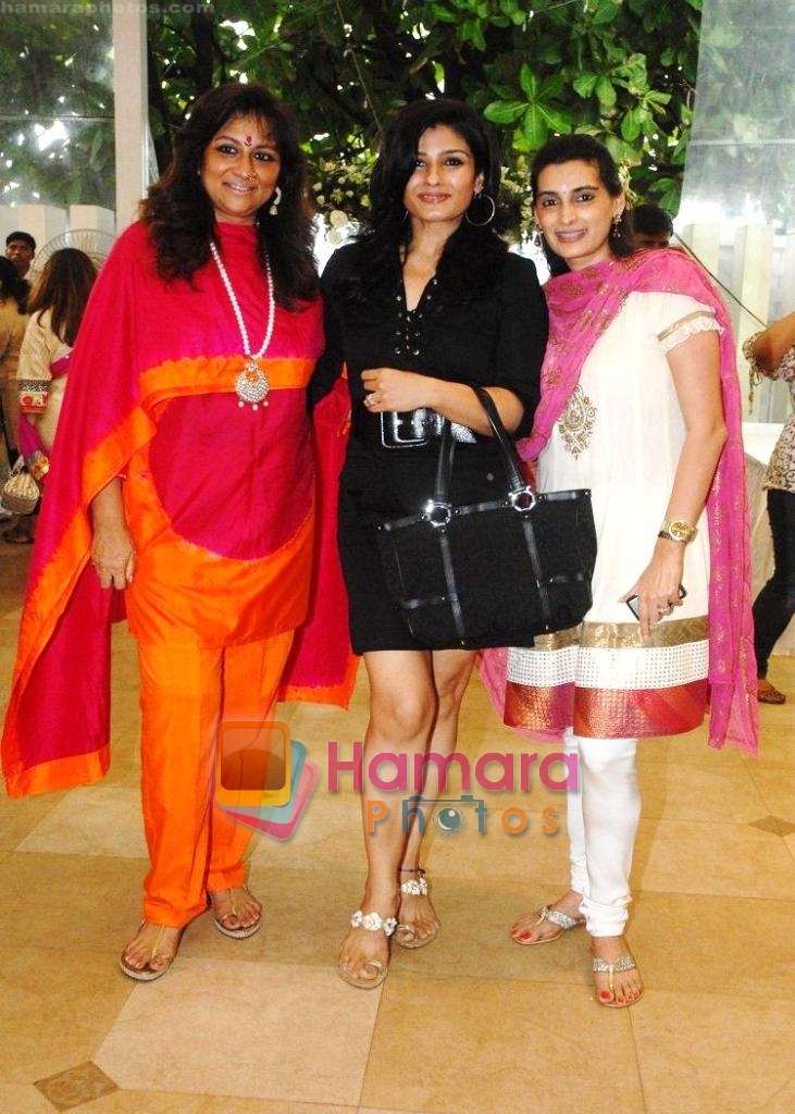 Sharmilla Khanna, Raveena Tandon, Mana Shetty at Araaish exhibition in Blue Sea on 6th Oct 2009