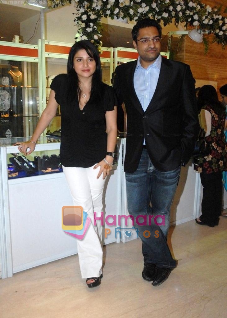 Maheep Kapoor with Nitin goenka at Araaish exhibition in Blue Sea on 6th Oct 2009