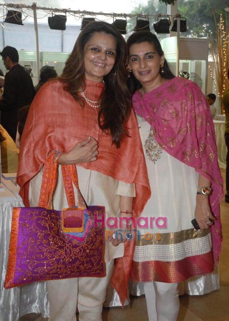 Nandinii Sen with Mana Shetty at Araaish exhibition in Blue Sea on 6th Oct 2009