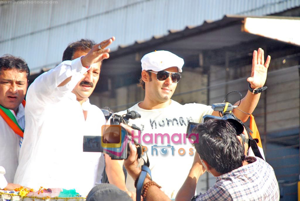 Salman Khan campaigns for Baba Siddiqui in Juhu, Mumbai on 8th Oct 2009 