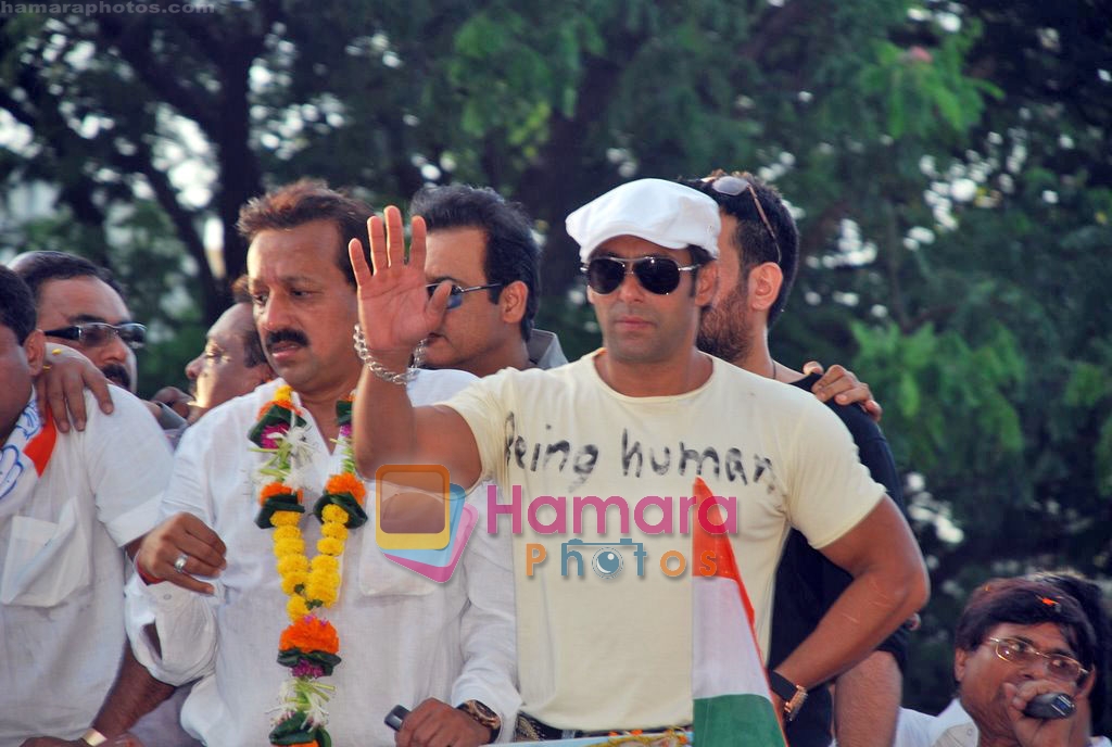 Salman Khan campaigns for Baba Siddiqui in Juhu, Mumbai on 8th Oct 2009 