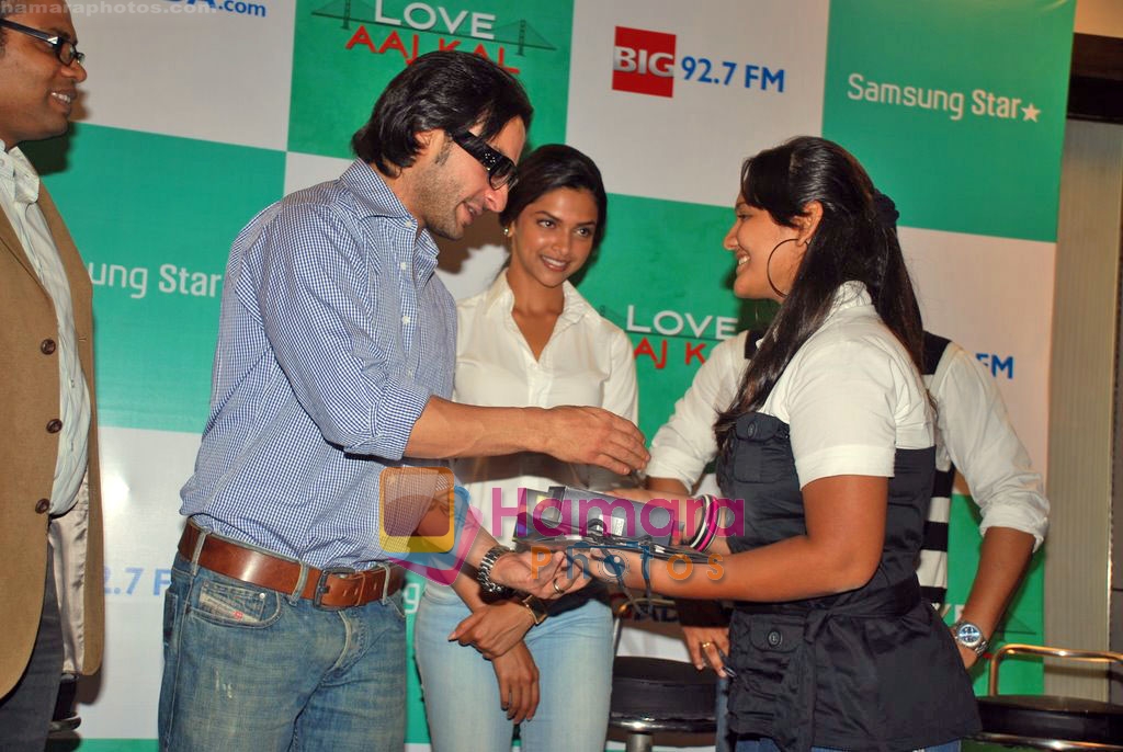 Saif Ali Khan, Deepika Padukone meet Love Aaj Kal Bigadda contest winners in Bandra, Mumbai on 8th Oct 2009 