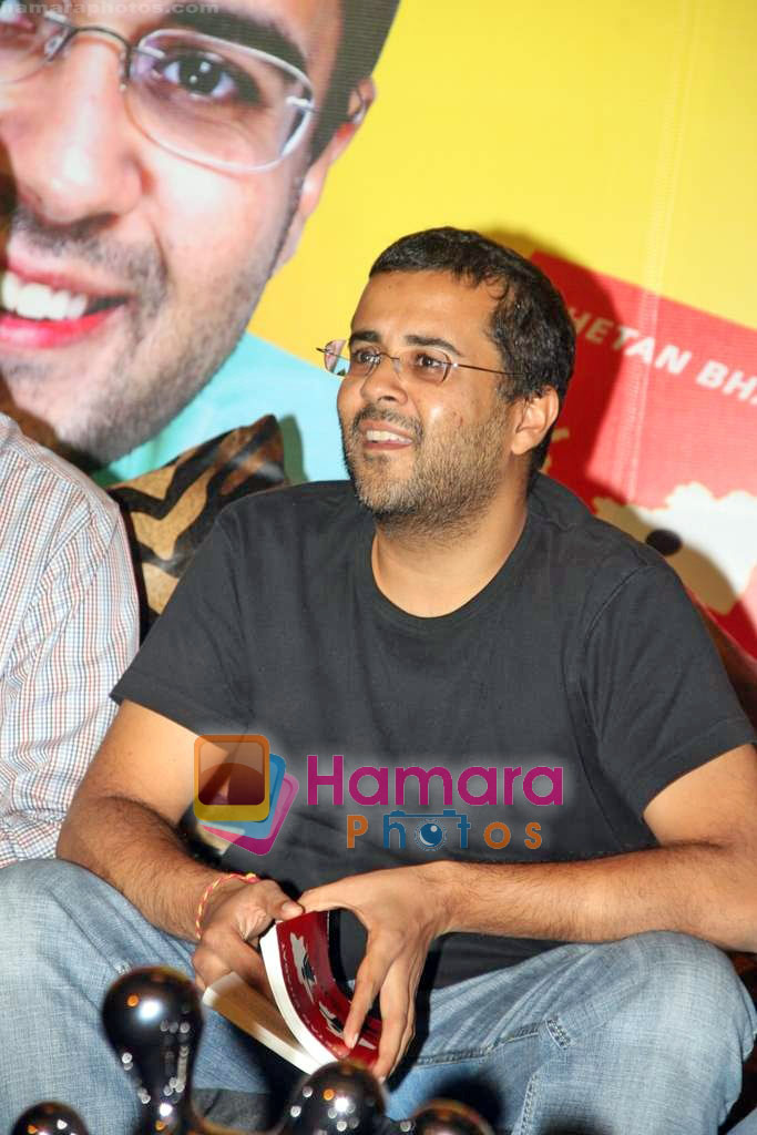 Chetan Bhagat  at the launch of Chetan Bhagat's new look 2 States in Oberoi Mall, Goregoan on 10th Oct 2009 