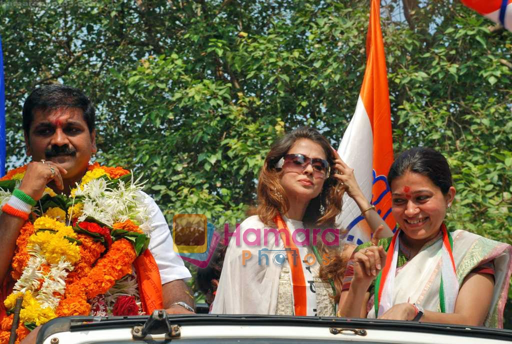 Urmila Matondkar campaigns for Sachin Ahir in Worli, Mumbai on 11th Oct 2009 