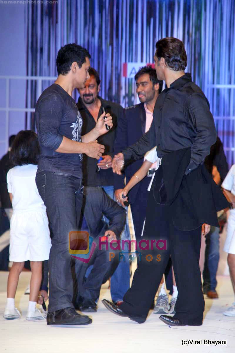 Salman Khan, Aamir Khan at Being Human Show in HDIL Day 2 on 13th Oct 2009 