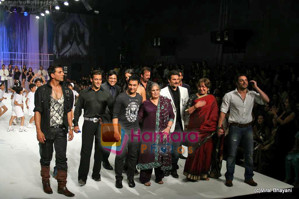 Aamir Khan, Saif Ali Khan, Akshay Kumar, Sanjay Dutt, Salman Khan, Katrina Kaif, Arbaaz Khan, Sohail Khan, Govinda at Being Human Show in HDIL Day 2 on 13th Oct 2009 