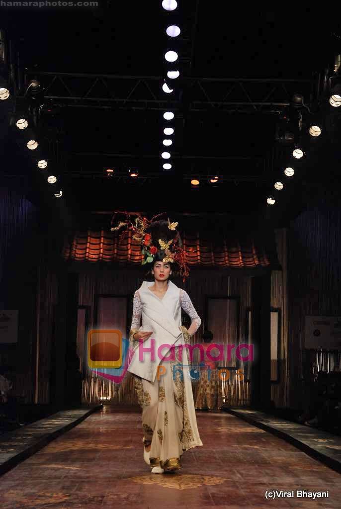 Model walk the ramp for Varun Bahl Show on day 3 of HDIL on 14th Oct 2009 