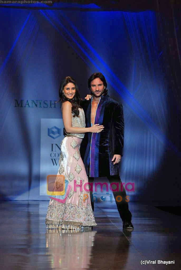 Kareena Kapoor, Saif Ali Khan at Manish malhotra Show on day 3 of HDIL on 14th Oct 2009 