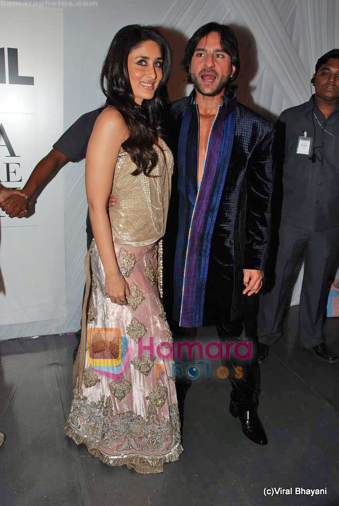 Saif Ali Khan, Kareena Kapoor at Manish malhotra Show on day 3 of HDIL on 14th Oct 2009 