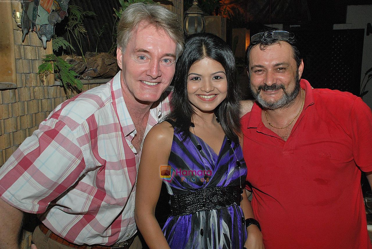 Gary Richardson ,Rashmi Pitre with chef Max Oralti at Brazilian Night in Penne Restaurant on 14th Oct 2009