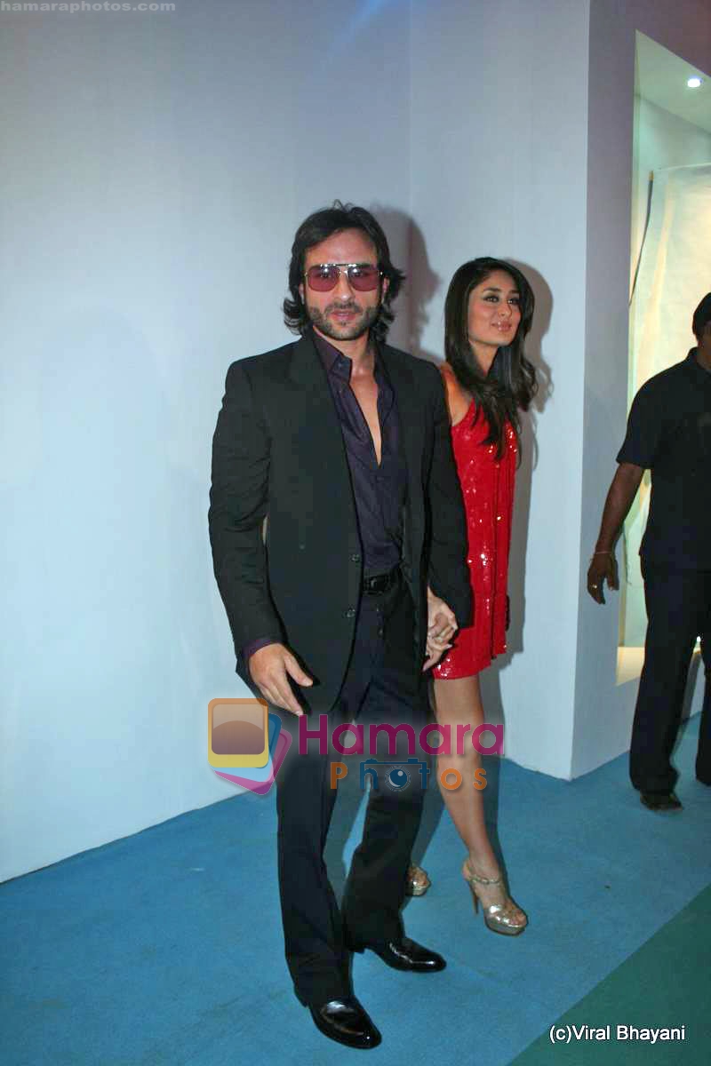 Saif Ali Khan, Kareena Kapoor at Karan Johar Show in HDIL Couture Week, Mumbai on 16th Oct 2009 