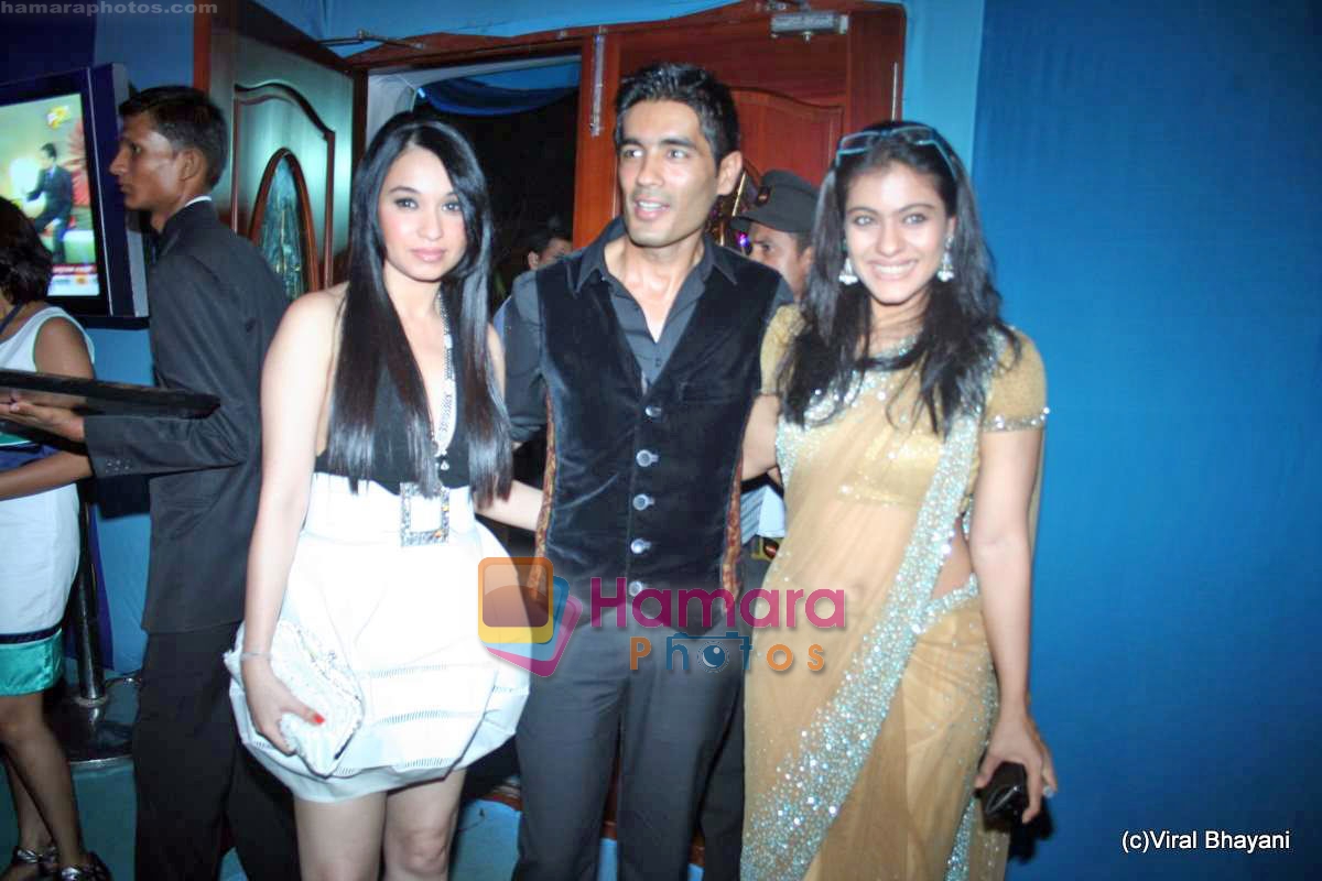 Kajol, Manish Malhotra, Sheetal Mafatlal at Karan Johar Show in HDIL Couture Week, Mumbai on 16th Oct 2009 