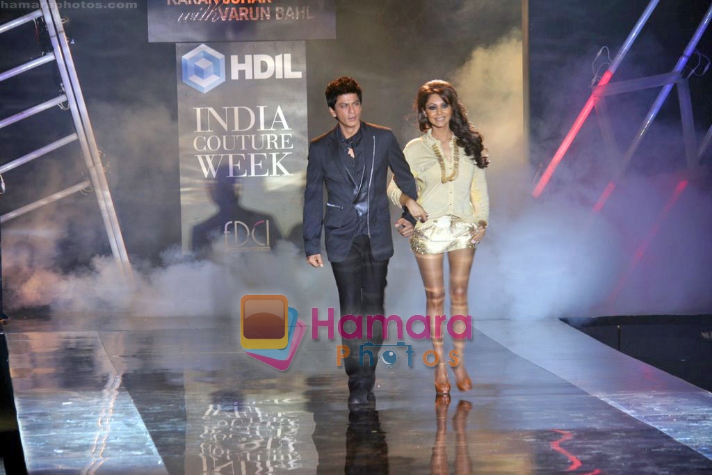 Shahrukh Khan, Gauri Khan walk the ramp for  Karan Johar Show in HDIL Couture Week, Mumbai on 16th Oct 2009 