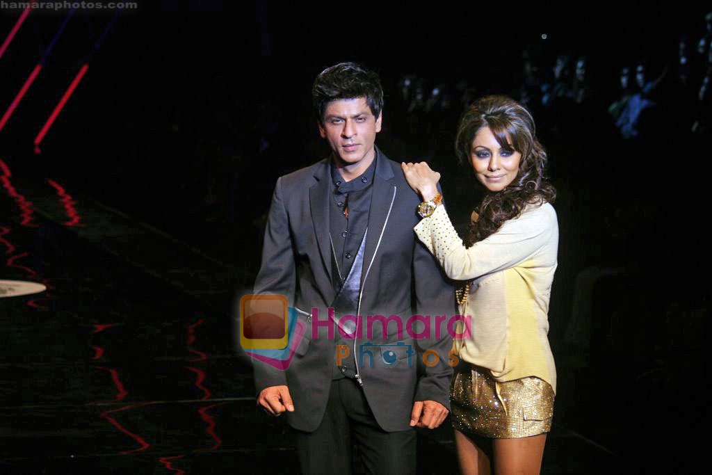 Shahrukh Khan, Gauri Khan walk the ramp for  Karan Johar Show in HDIL Couture Week, Mumbai on 16th Oct 2009 