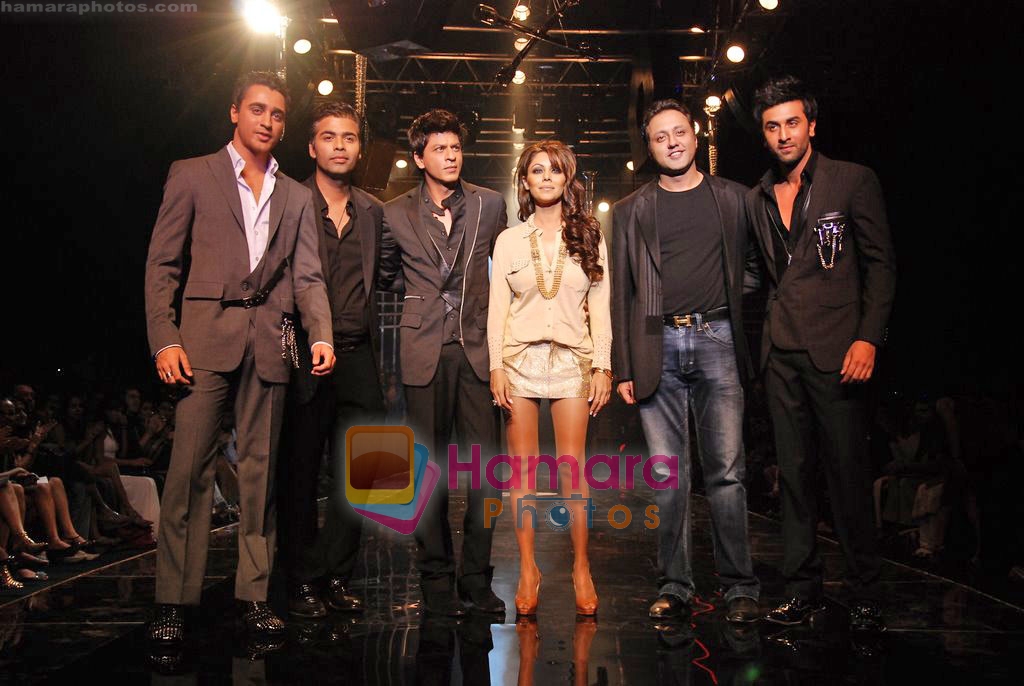 Imran Khan, Shahrukh Khan, Gauri Khan, Ranbir Kapoor, Karan walk the ramp for  Karan Johar Show in HDIL Couture Week, Mumbai on 16th Oct 2009 