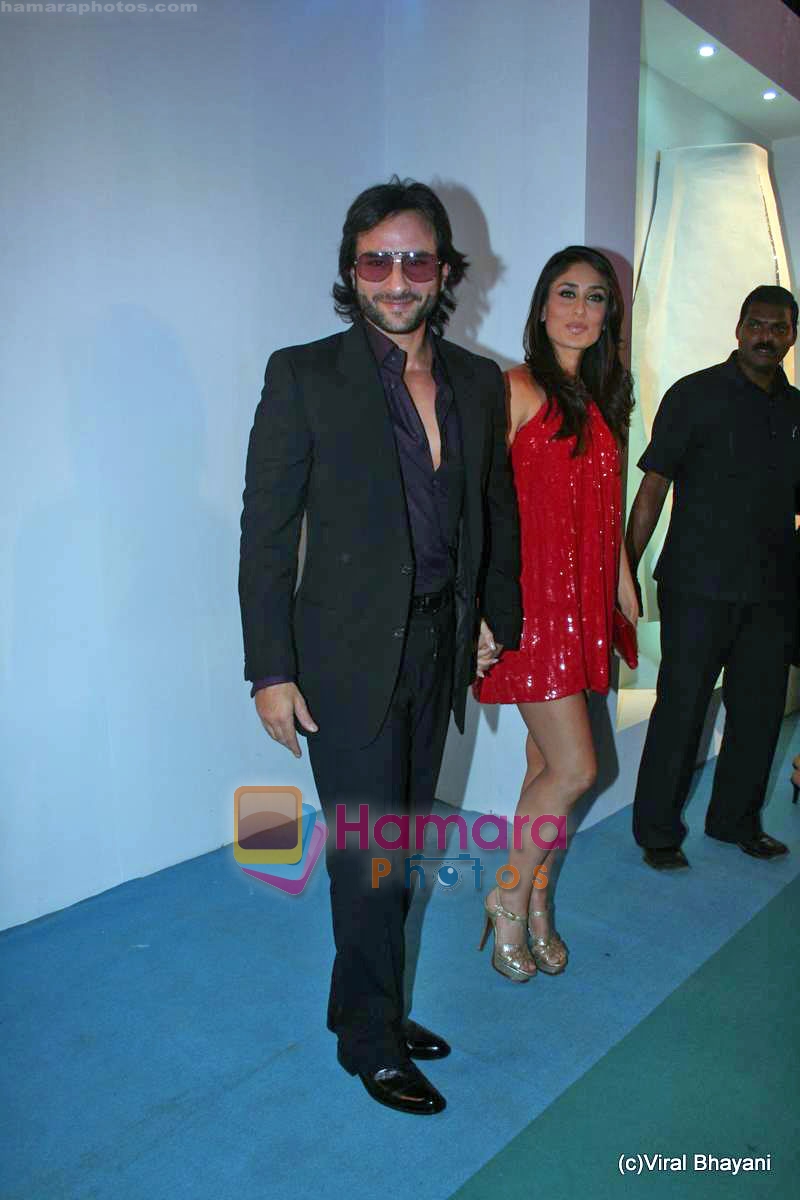 Saif Ali Khan, Kareena Kapoor at Karan Johar Show in HDIL Couture Week, Mumbai on 16th Oct 2009 