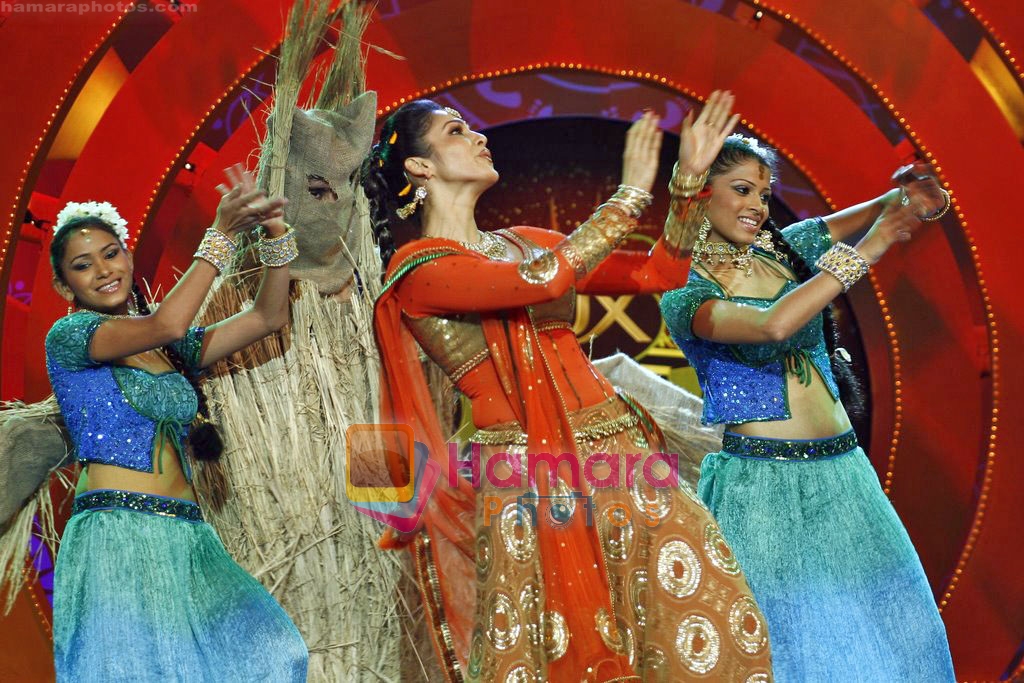 Isha Koppikar at Lux Diwali Dhamaka Show on 22nd Oct 2009 