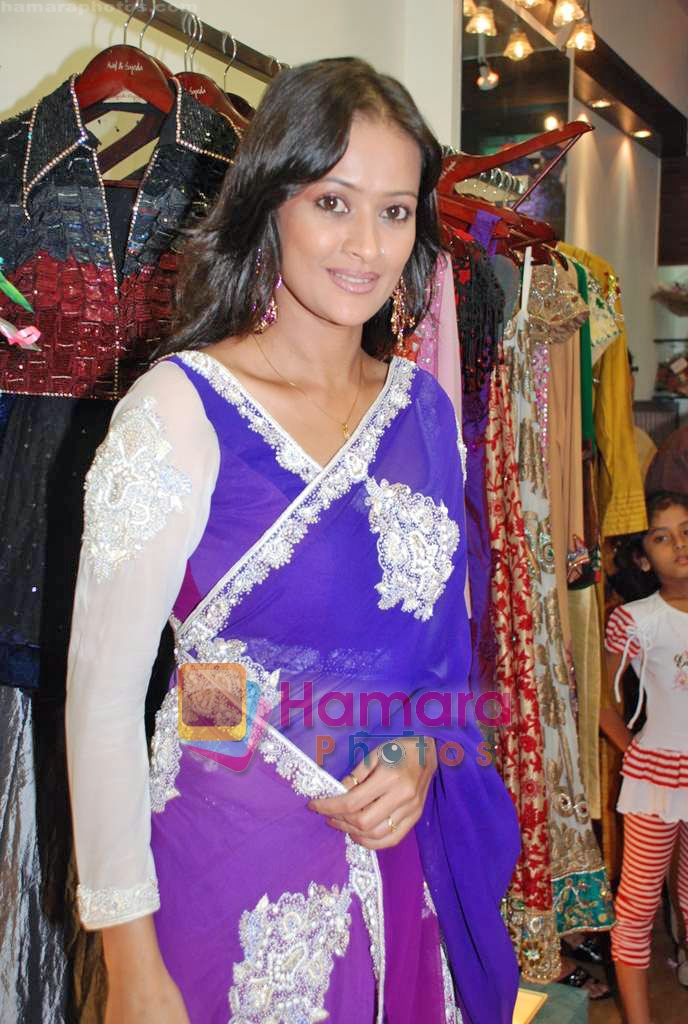 Jasvir Kaur at the  Showcase of Asif Merchant and Sajeeda Virji's bridal collection in Bandra on 23rd Oct 2009 