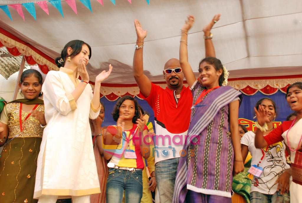 Dia Mirza, Vinod Kambli at Anmol Diwali celeberations for street girls in Mumbai on 24th Oct 2009 