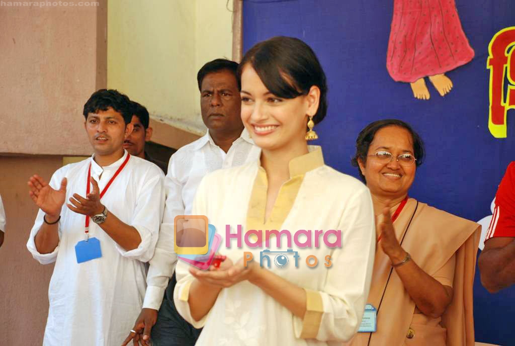 Dia Mirza at Anmol Diwali celeberations for street girls in Mumbai on 24th Oct 2009 