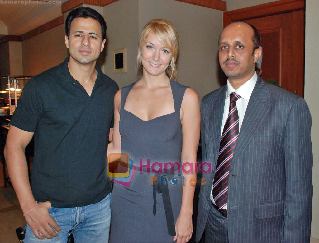 Aryaan Vaid with Wife and Sunil Pathare at The Eminence launch in J W Marriott on 29th Oct 2009