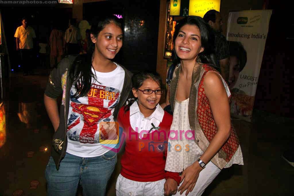 Jacqueline Fernandes watch Aladin Movie with kids in PVR on 1st Nov 2009 