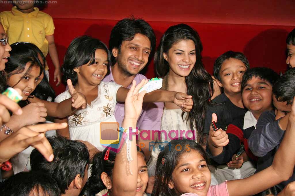 Ritesh Deshmukh, Jacqueline Fernandes watch Aladin Movie with kids in PVR on 1st Nov 2009 